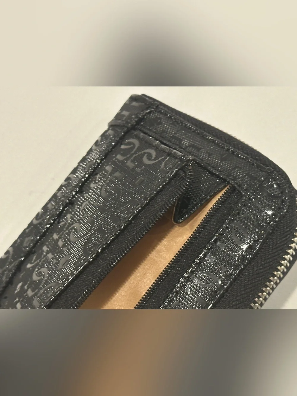 Guess stylish zip